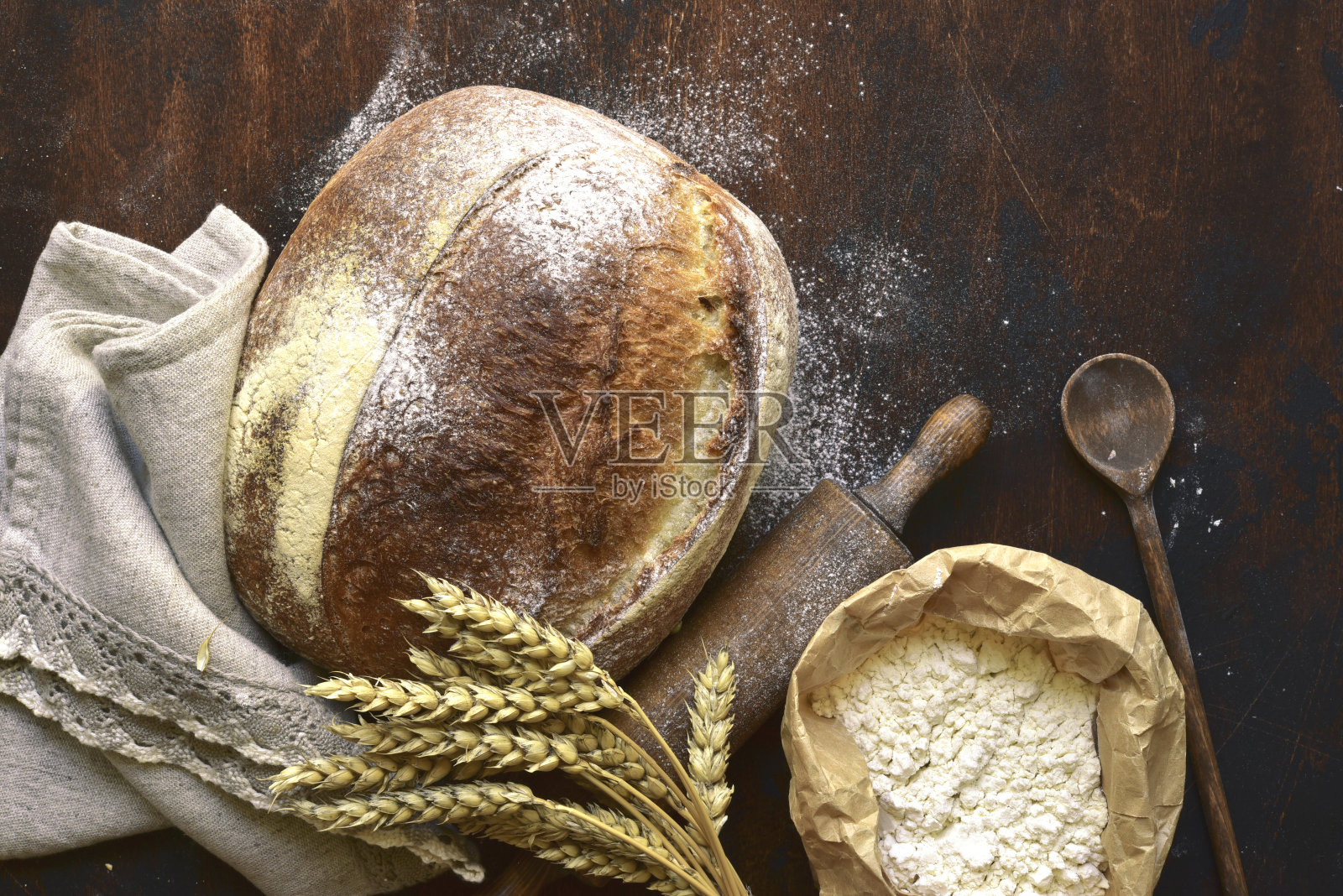 用面粉和耳朵自制的新鲜烤面包。照片摄影图片