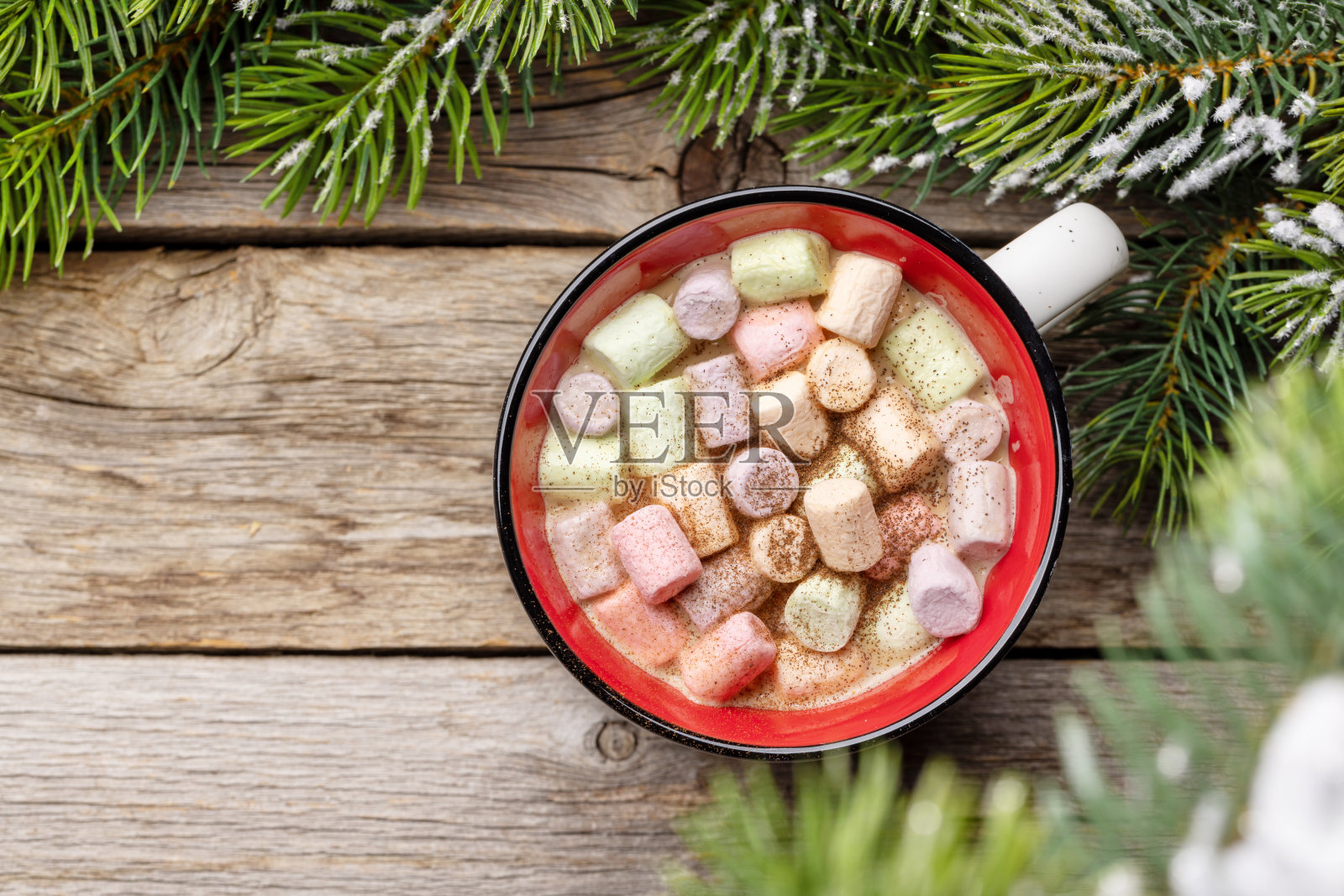 棉花糖杯和雪枞树杯照片摄影图片