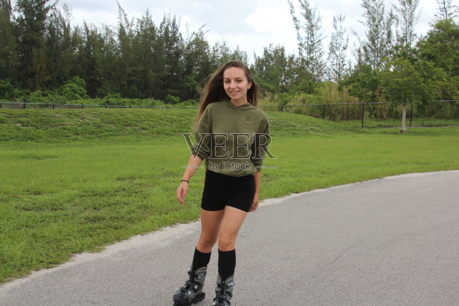 滑旱冰的女人照片摄影图片