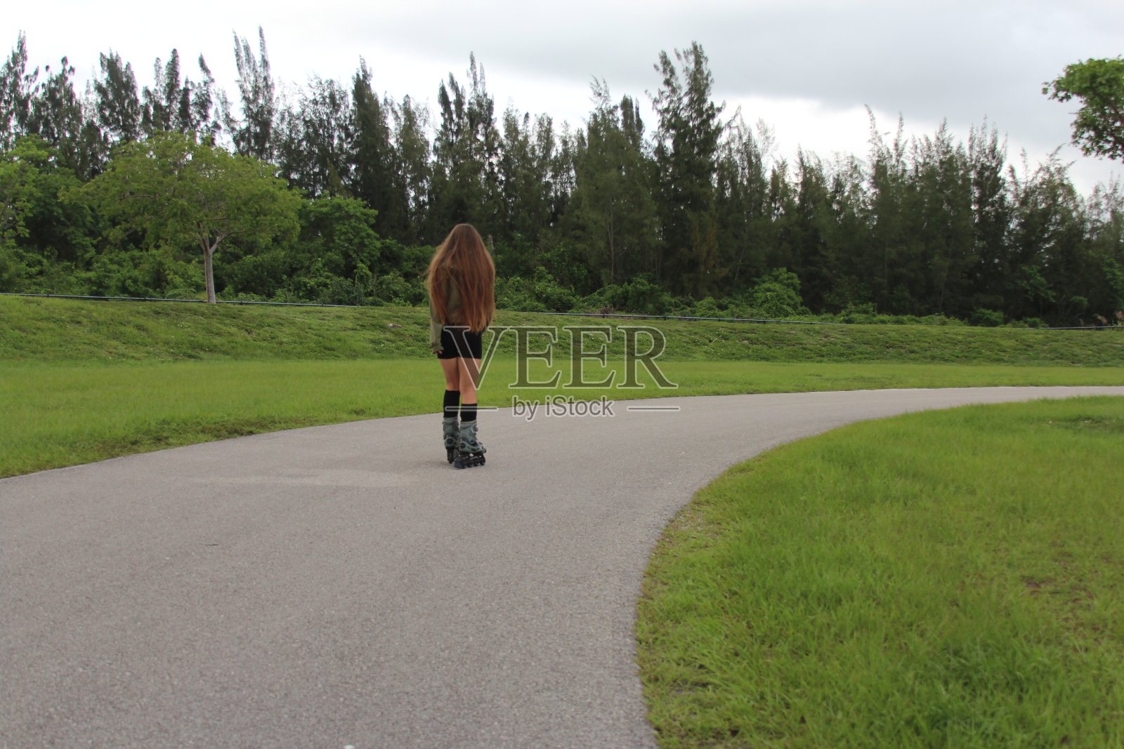 滑旱冰的女人照片摄影图片