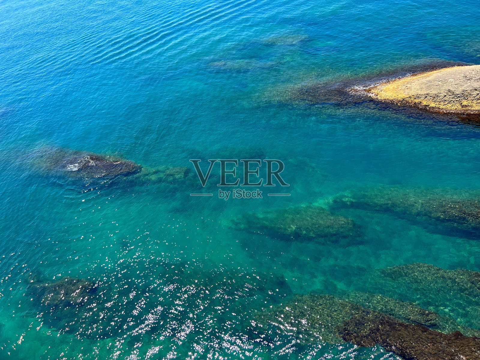 海水蓝蓝的绿松石光泽表面美丽的海景。照片摄影图片
