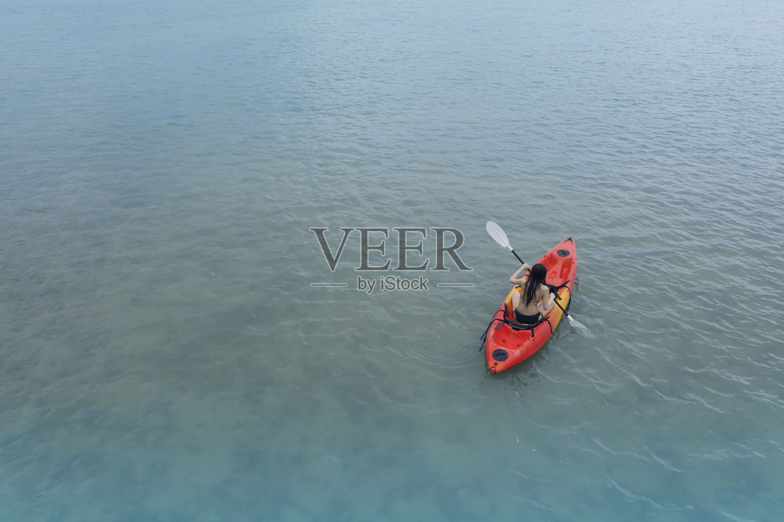 航拍的女性旅行者探索平静的热带海湾，旅游和积极的生活方式的概念照片摄影图片