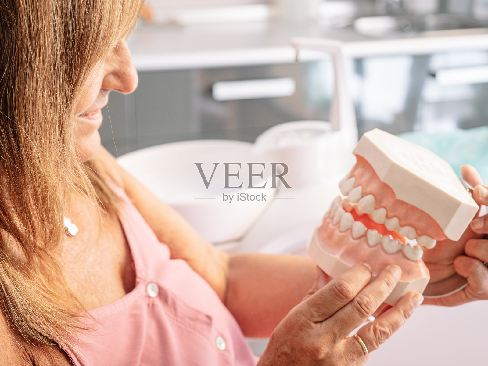 人类牙齿的霉菌。口腔健康概念。人类牙齿的霉菌。近距离牙科石膏模型。石膏铸造人颌假体实验室。口腔健康概念照片摄影图片