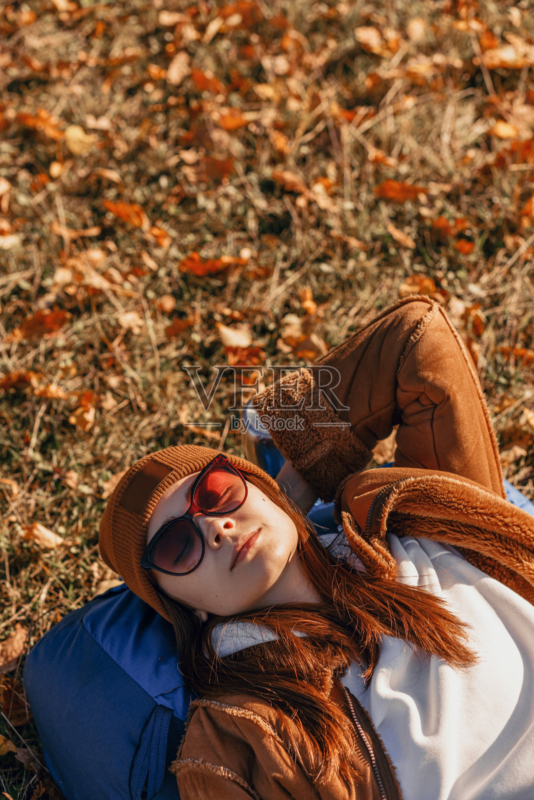 背包客在大自然的草地上休息照片摄影图片