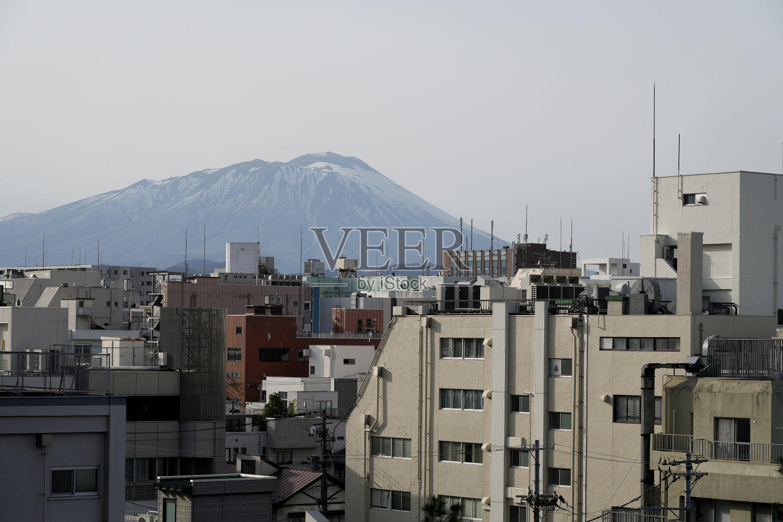 背景是盛冈市和岩手山的景色。照片摄影图片
