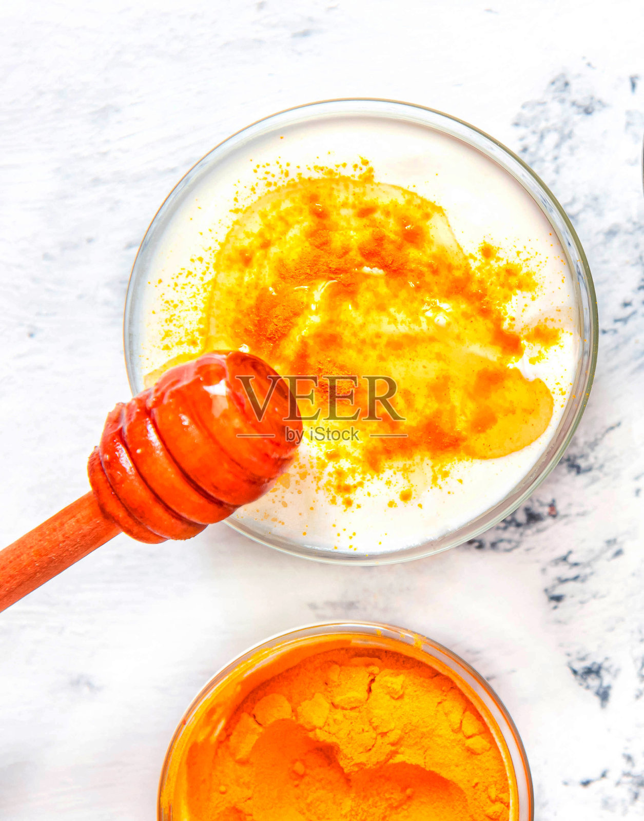 含有姜黄粉和酸奶的天然面膜。白色背景的天然化妆品照片摄影图片