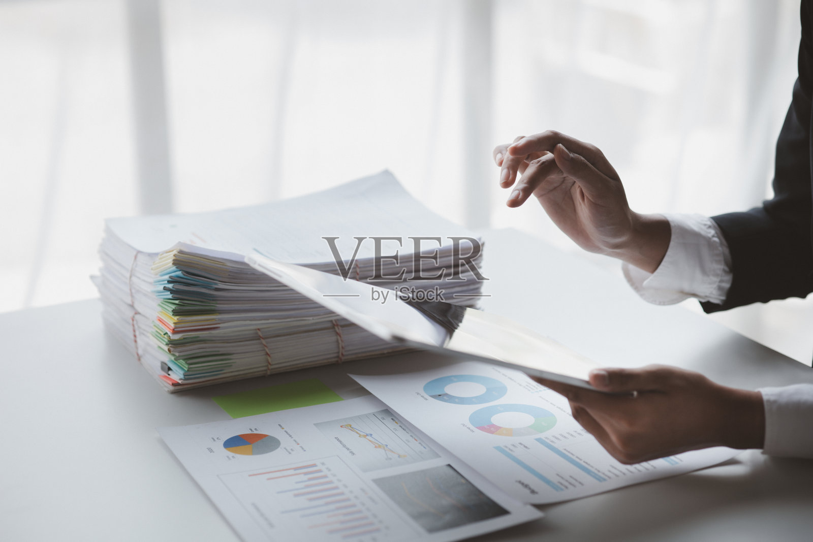 财务会计正在检查来自财务部门的文件，核实公司财务数据的准确性，不存在欺诈行为。企业财务审计的概念。照片摄影图片