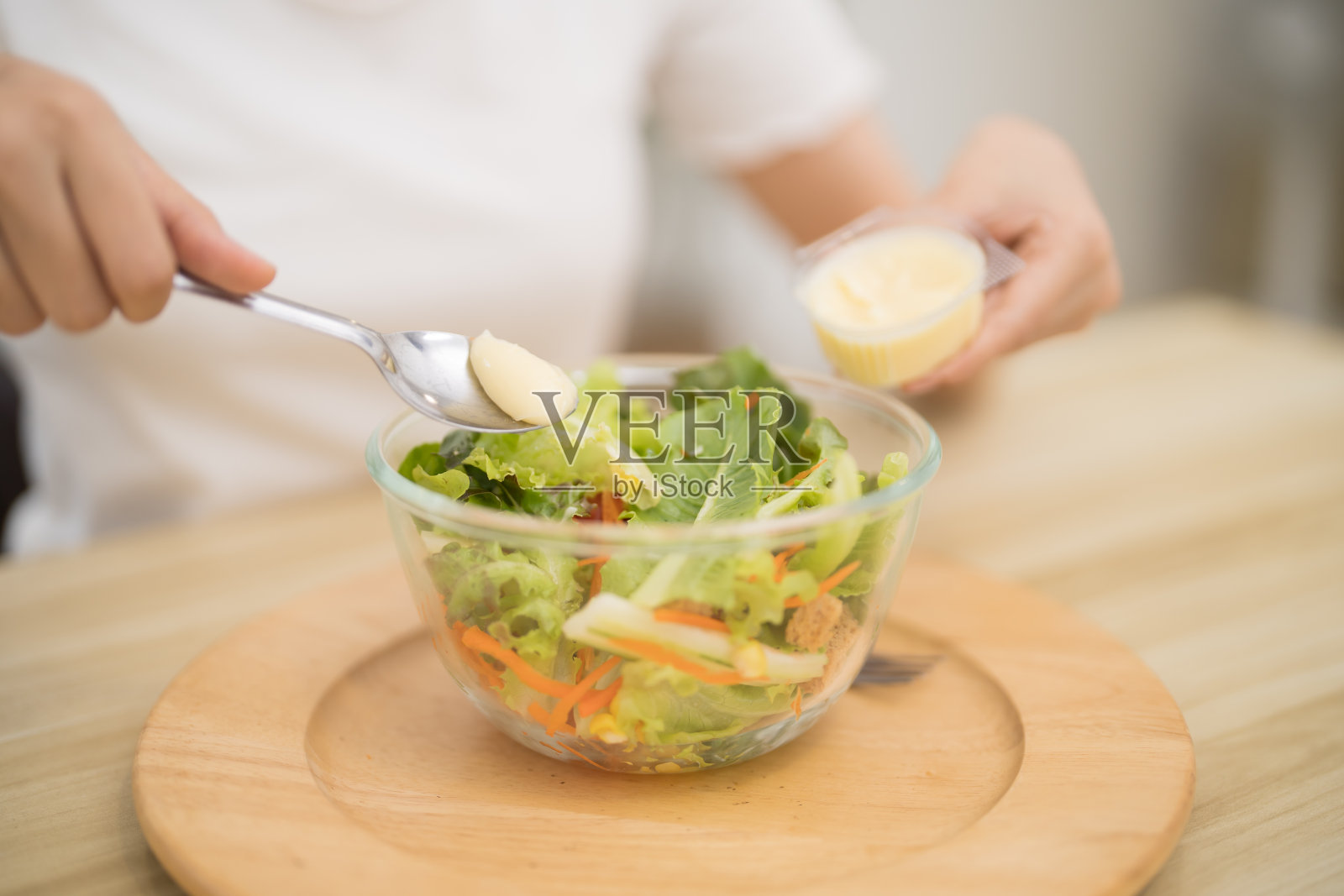 亚洲女性节食减肥吃新鲜新鲜的自制沙拉健康的饮食理念照片摄影图片