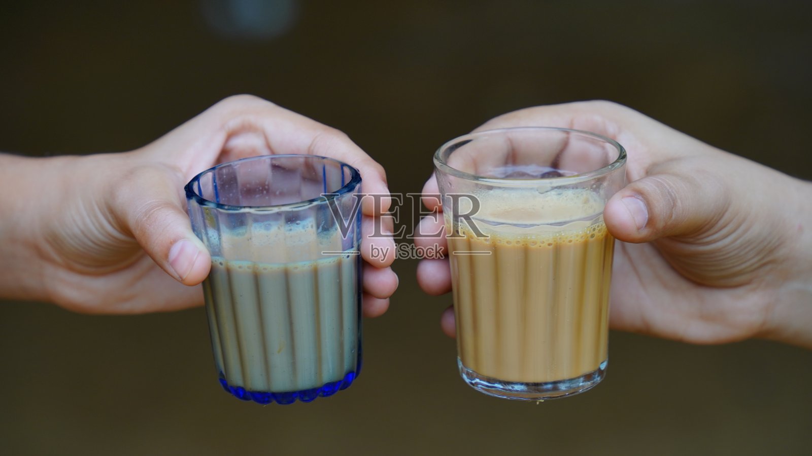 鲜奶茶或印度卡拉克茶照片摄影图片