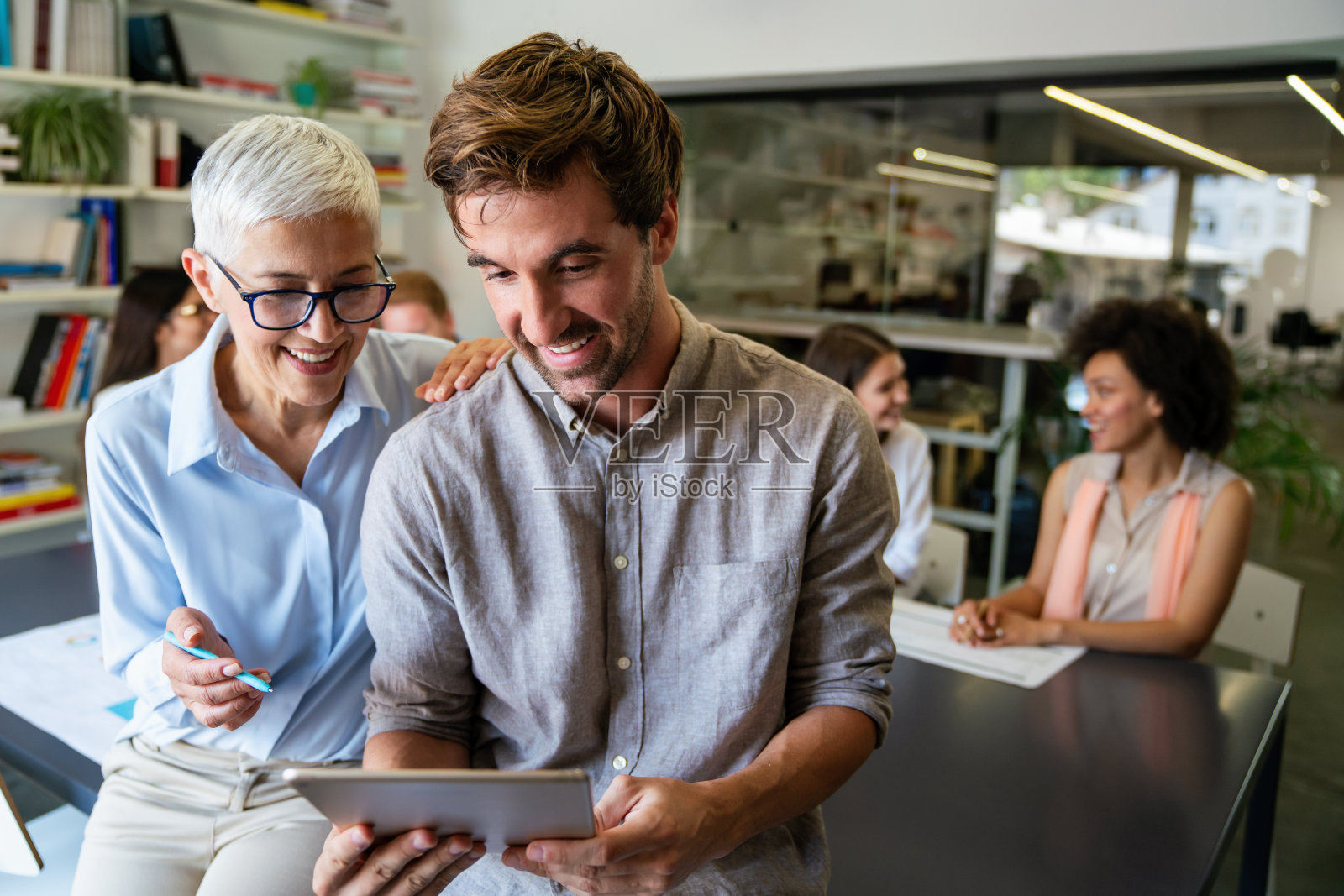 一群多民族的商务人士在现代化的办公室里一起开会照片摄影图片