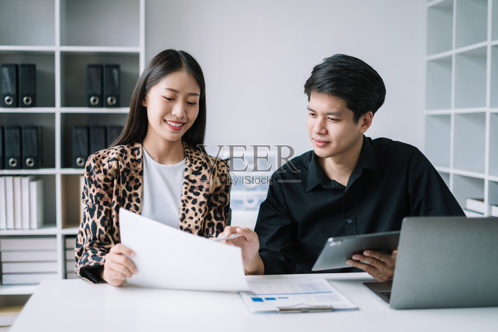 业务团队计算财务信息以投资新项目。财务经理会议。在办公室使用智能手机、笔记本电脑和数码平板电脑。照片摄影图片