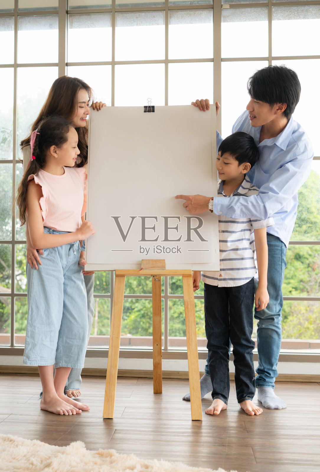 周末在家用水作画的艺术家之家照片摄影图片