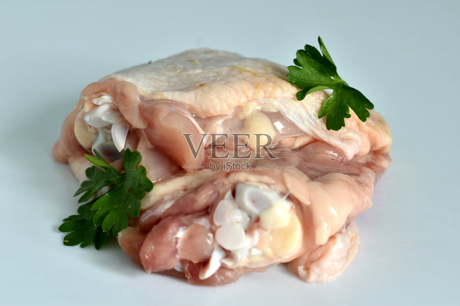 鸡腿肉，白色背景。照片摄影图片