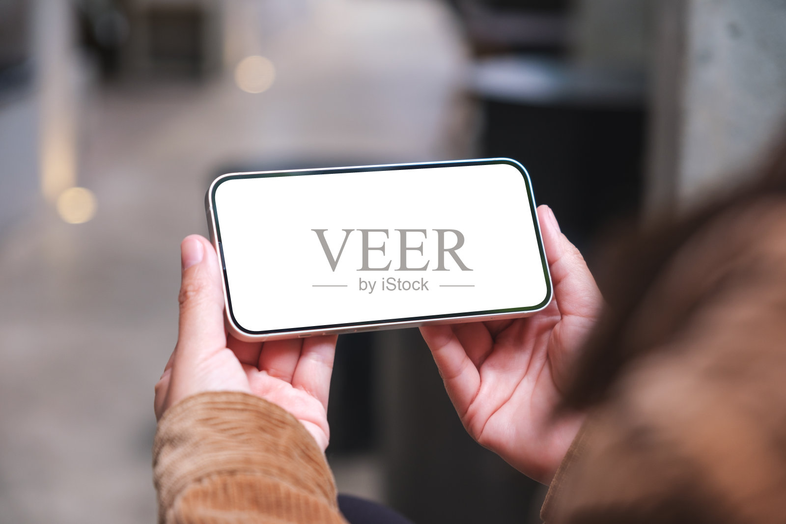 一个女人拿着空白桌面屏幕的手机的模拟图像照片摄影图片