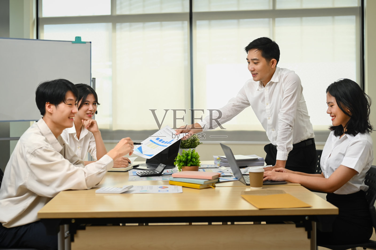 在现代化的办公环境中，专业的商业团队共同完成投资和营销项目。照片摄影图片