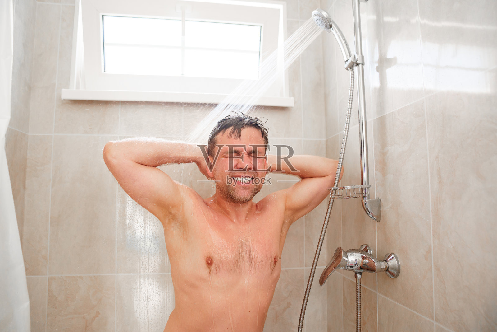 一个普通人用淋浴洗头照片摄影图片