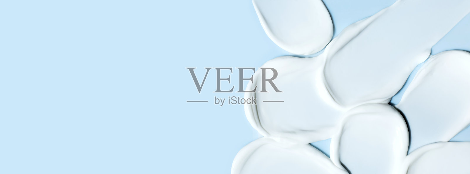 化妆品涂抹膏状纹理在蓝色的背景照片摄影图片