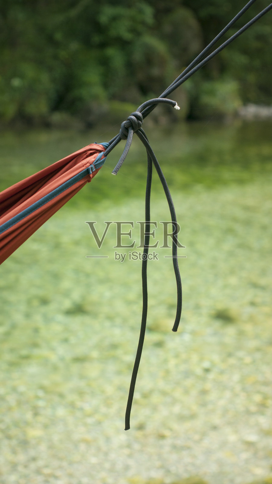 吊床挂在河边照片摄影图片