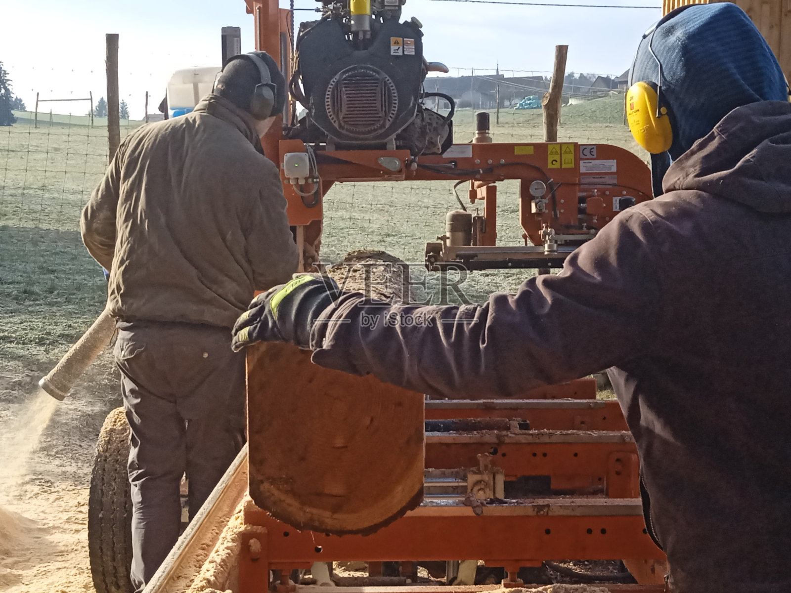 木材工业中的移动锯木厂照片摄影图片