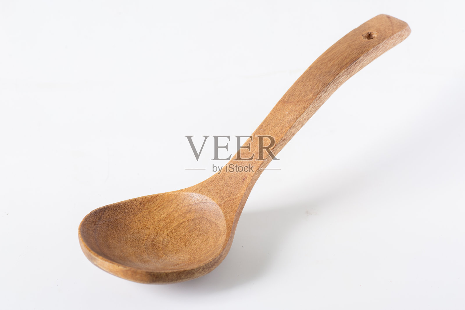 木豆或竹制勺，复古风格，白色背景，照片摄影图片