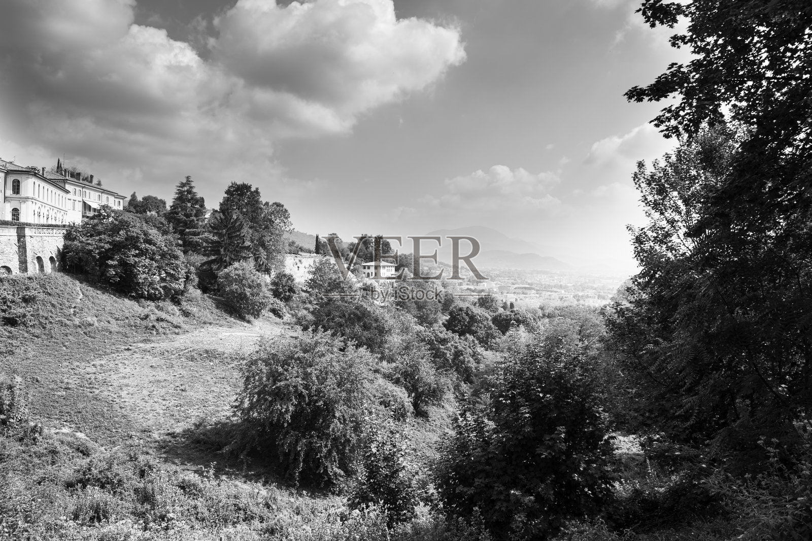 贝加莫城周围的城墙照片摄影图片