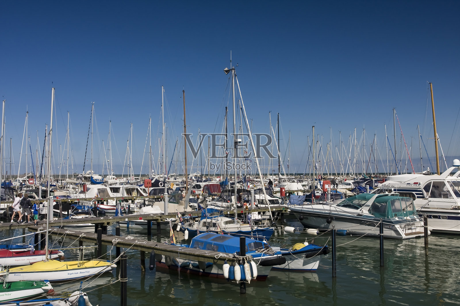 帆船和帆船游艇在码头Grömitz，波罗的海，石勒苏益格-荷尔斯泰因，波罗的海，德国照片摄影图片