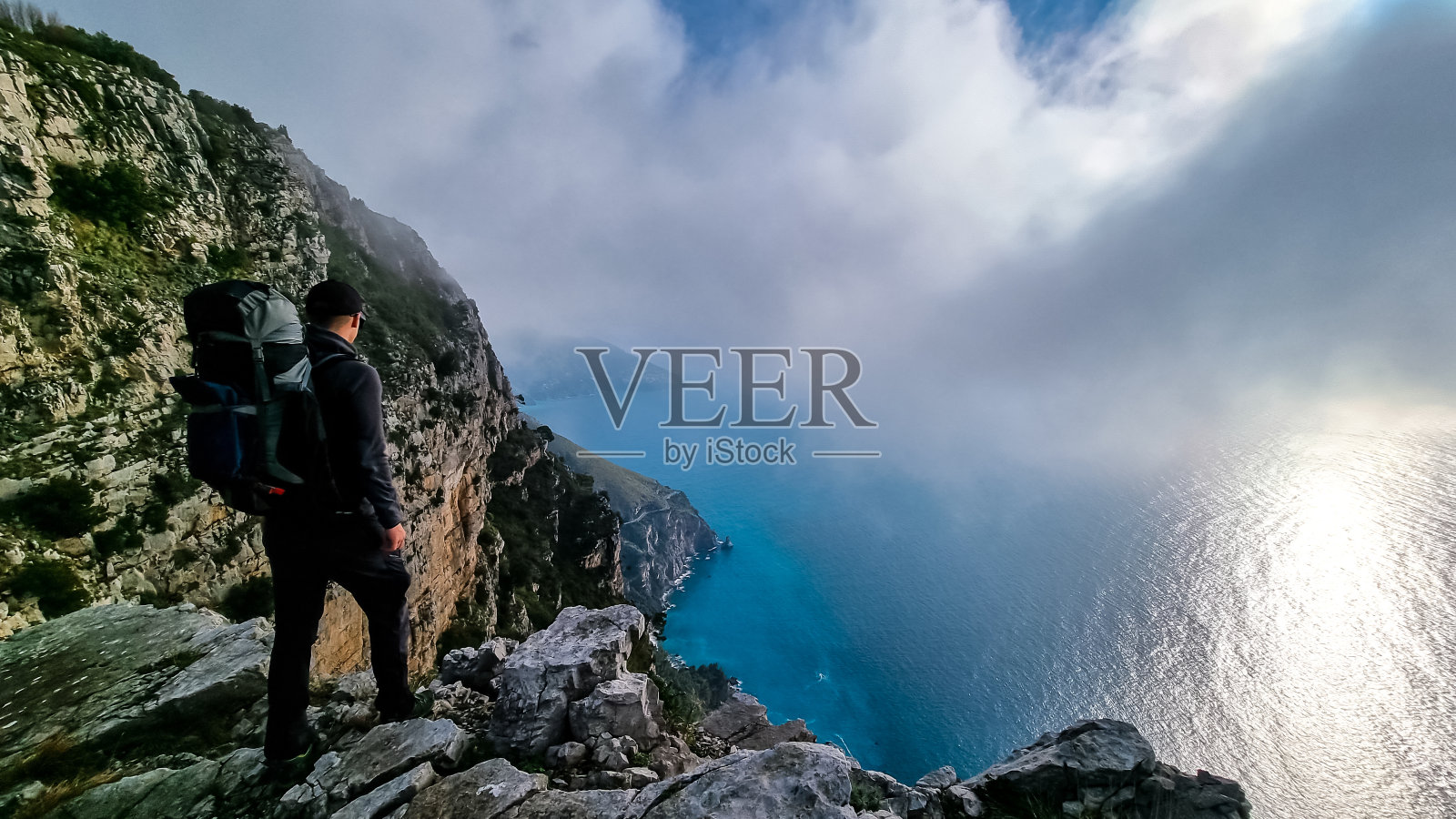 在意大利坎帕尼亚萨莱诺省的阿马尔菲海岸公路上，波西塔诺人与空中全景照片摄影图片