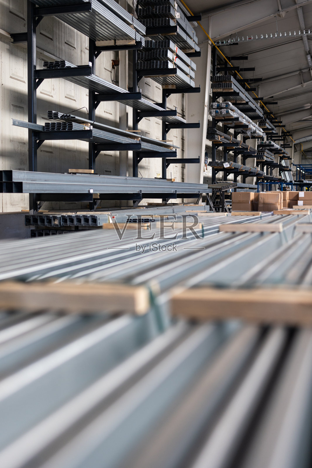 工厂大厅的金属原料库存(浅DOF;调色图像)照片摄影图片