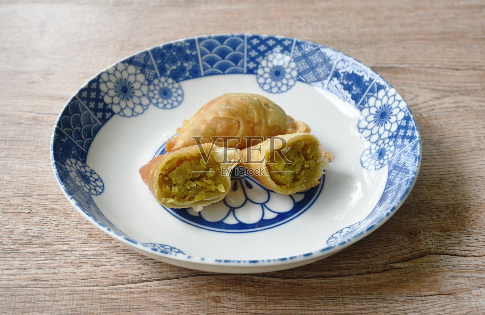 迷你鸡肉咖喱泡芙半切照片摄影图片