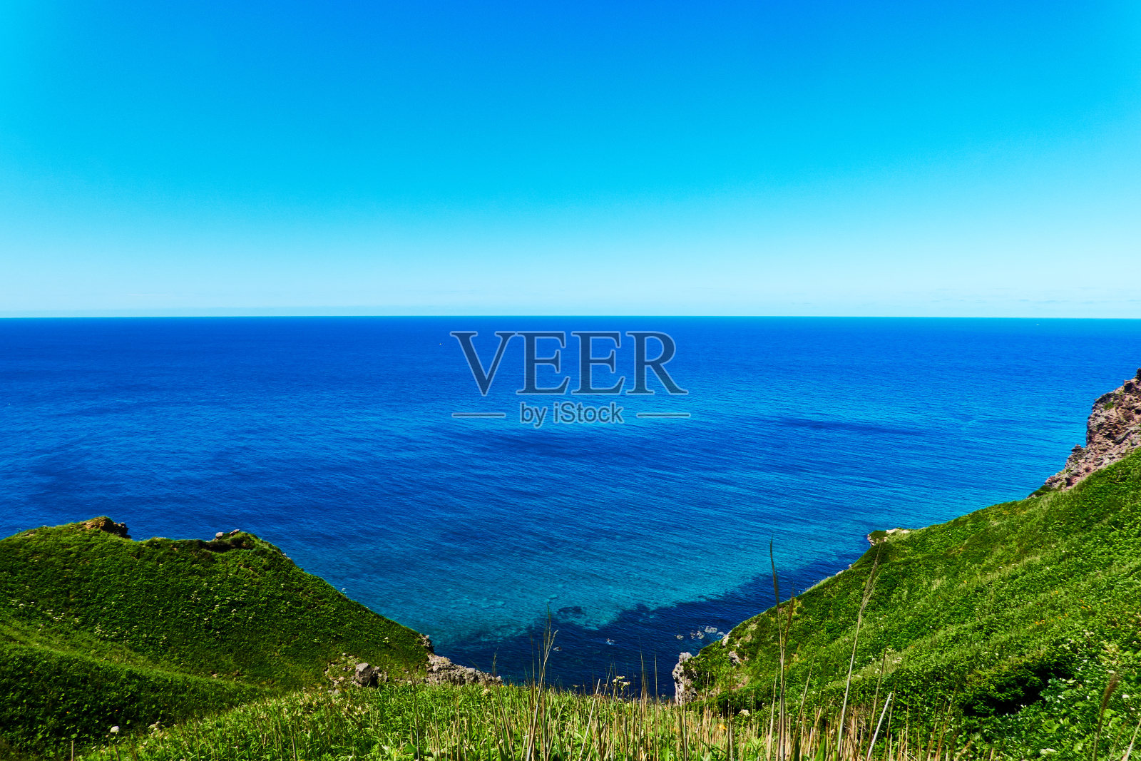 湛蓝的天空映衬着美丽的海景照片摄影图片