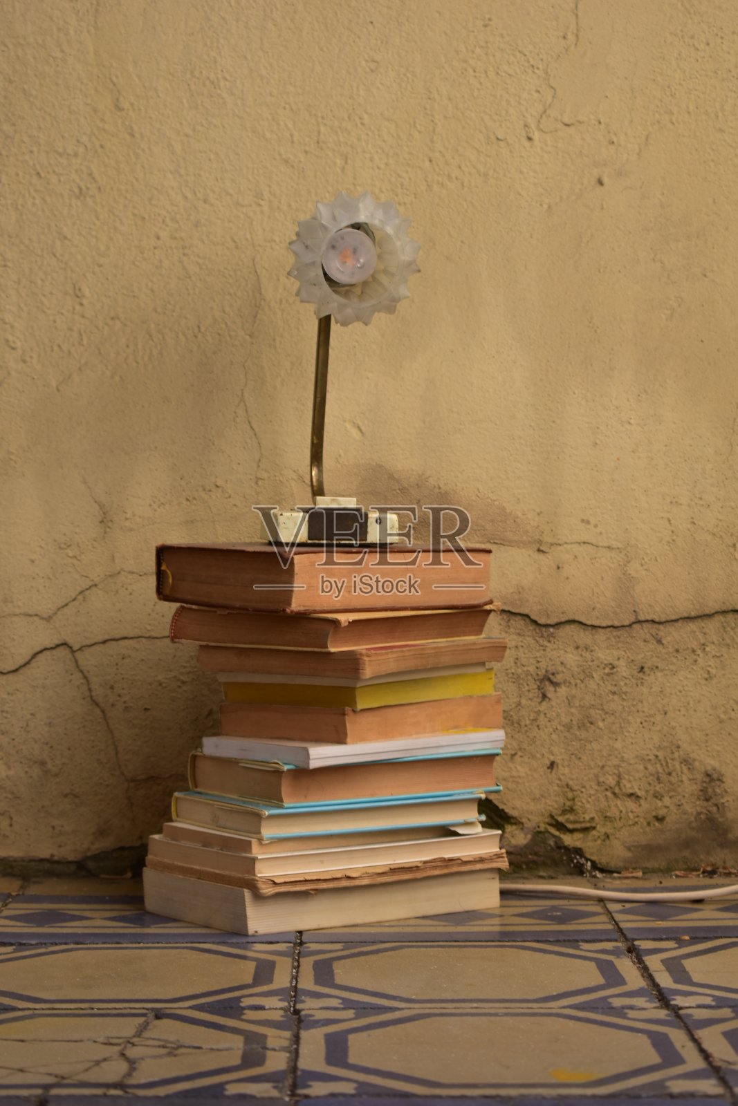 一堆旧书和一盏灯照片摄影图片