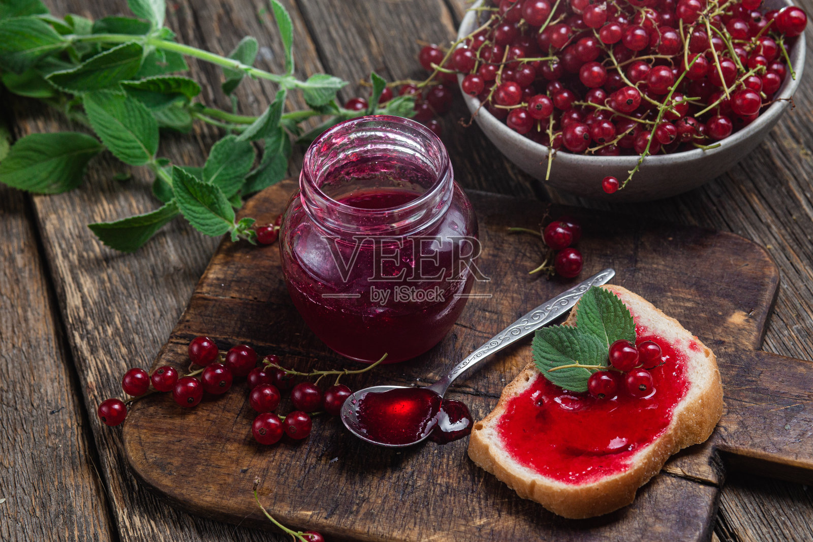 红醋栗果酱在一个罐子里照片摄影图片