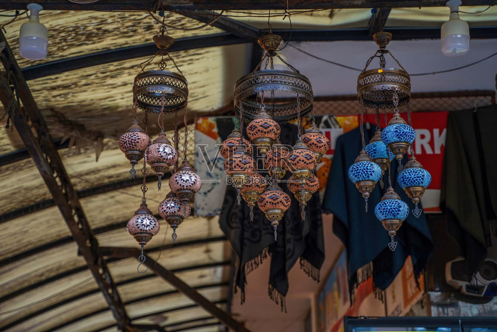 许多悬挂和点燃彩色和装饰土耳其玻璃灯罩照片摄影图片