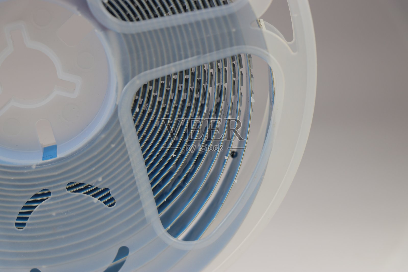 发光二极管的线轴呈条状。装饰用LED灯胶带照片摄影图片