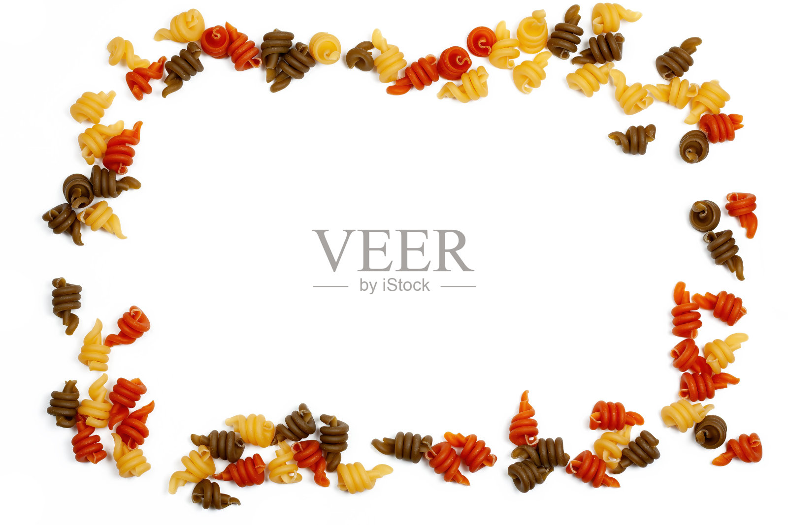 生的Trottole三色意大利面，白色背景上的矩形照片摄影图片