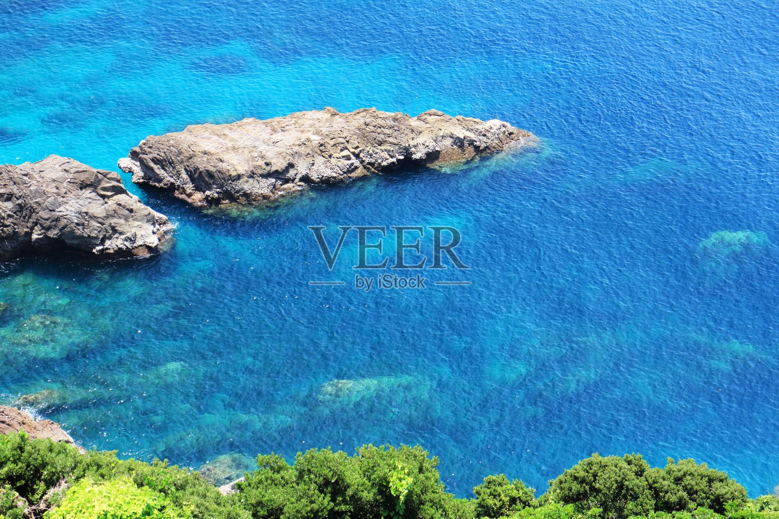 钴蓝透明海照片摄影图片