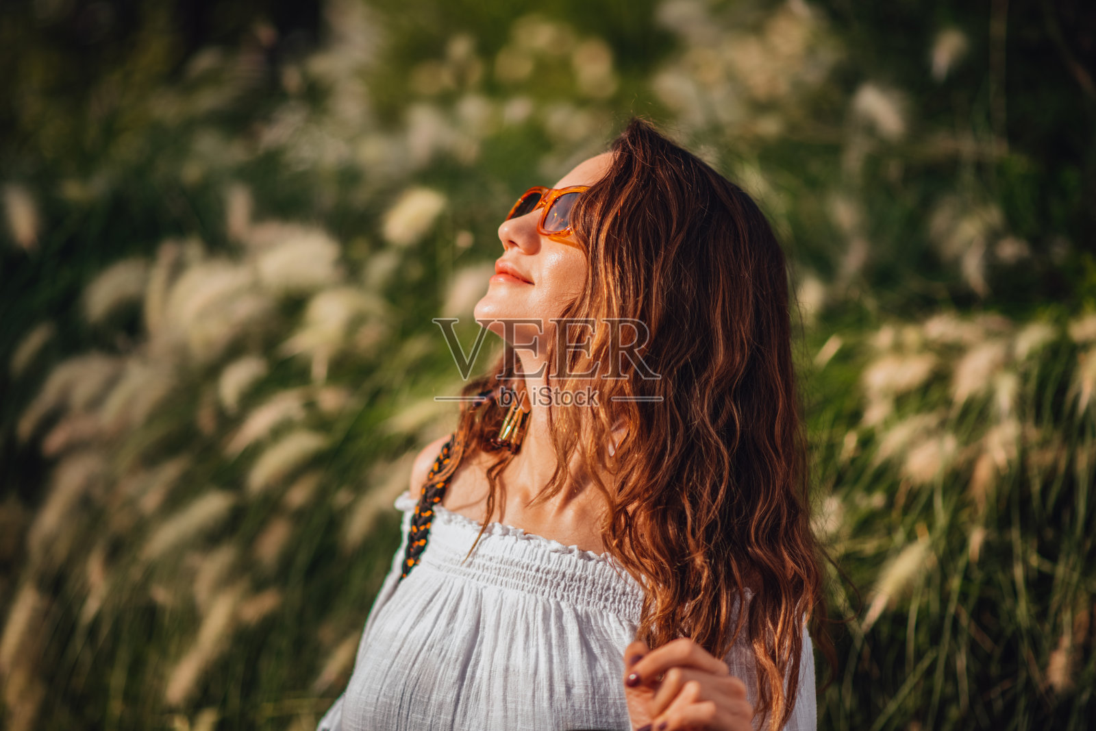 白衣女子肖像照片摄影图片