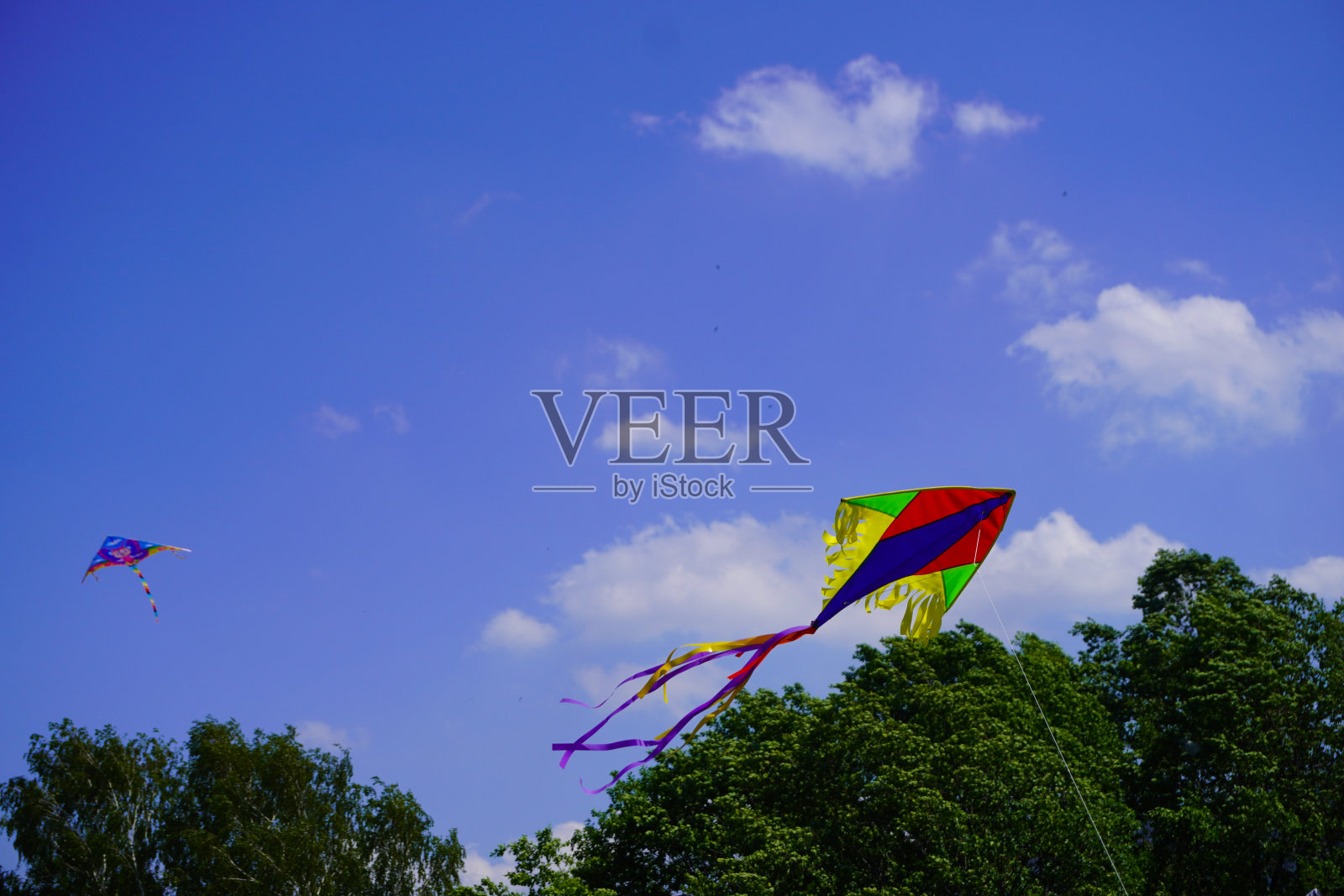 风筝在蓝天上飞翔照片摄影图片