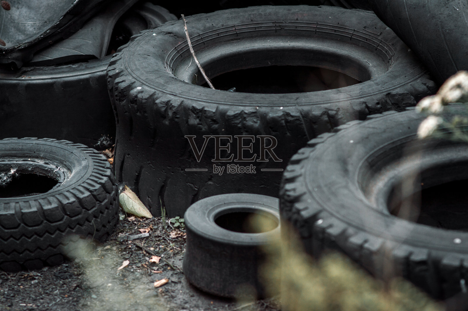 回收废旧汽车轮胎照片摄影图片