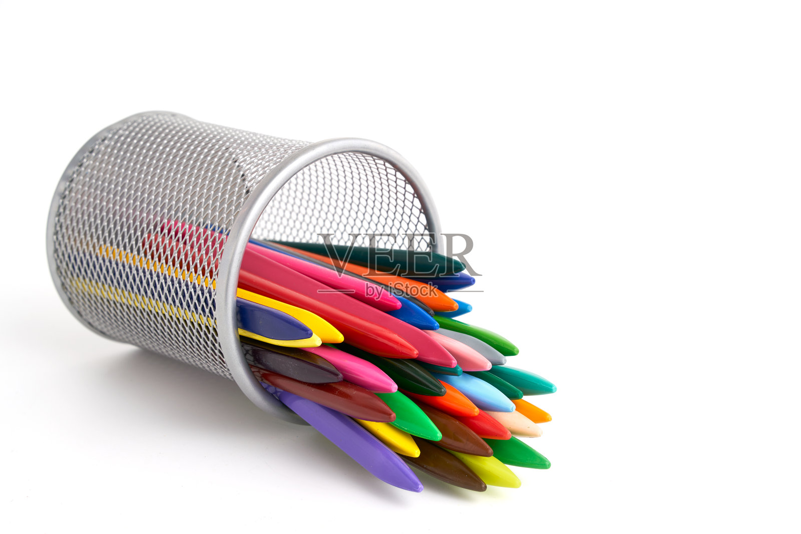 笔筒充满了彩色铅笔在孤立的背景照片摄影图片