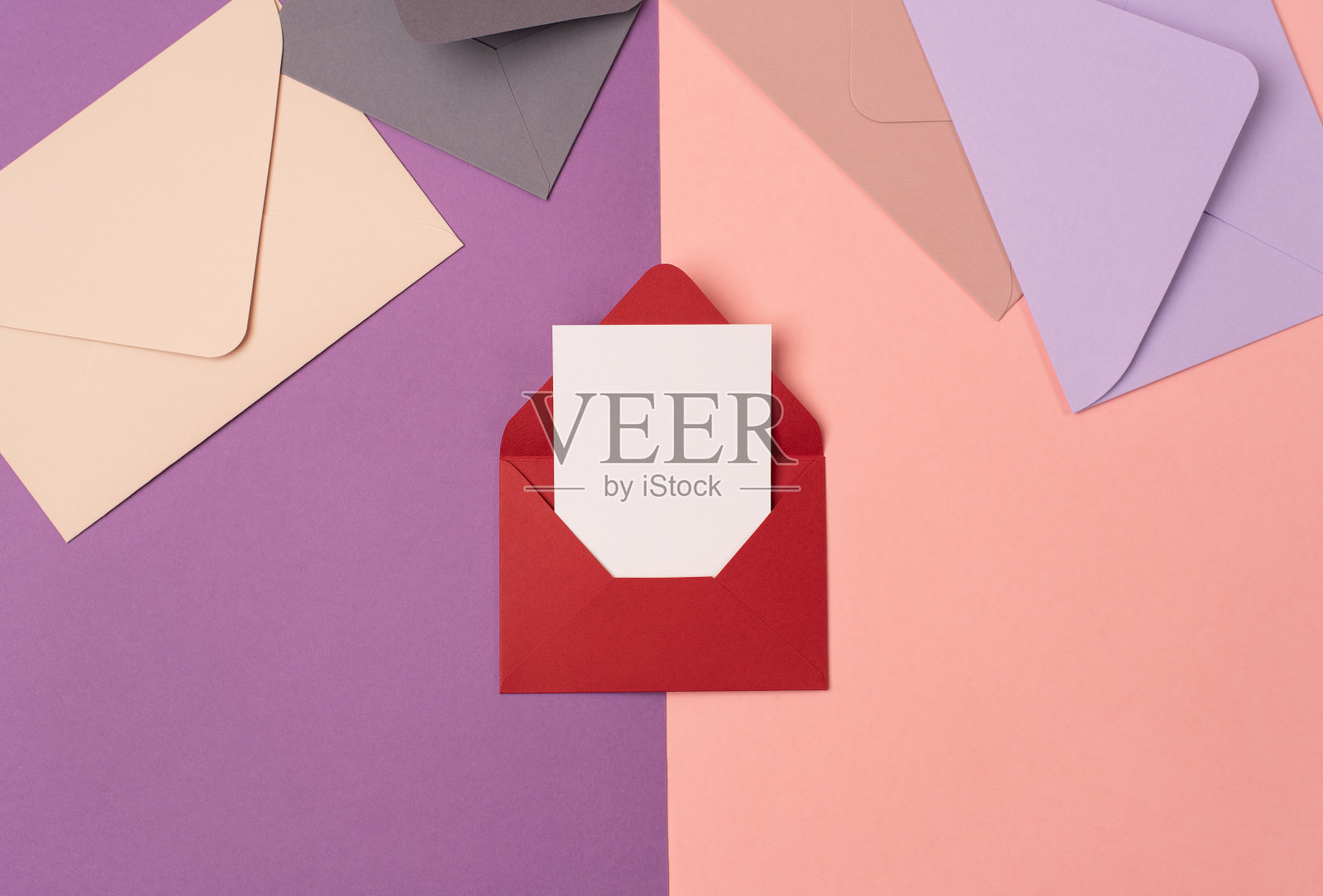 红包用一张白纸再加一些信封。照片摄影图片