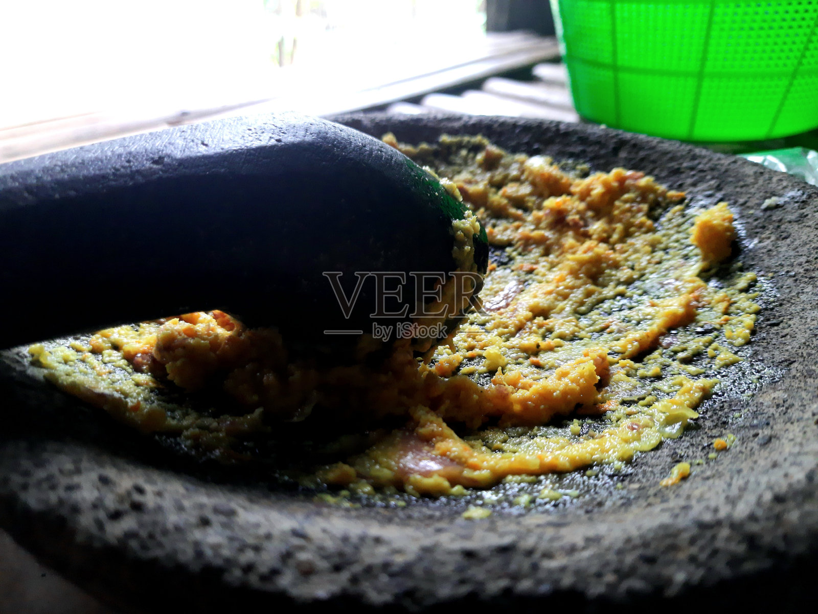 姜黄是用传统的方法在石臼上磨碎的照片摄影图片