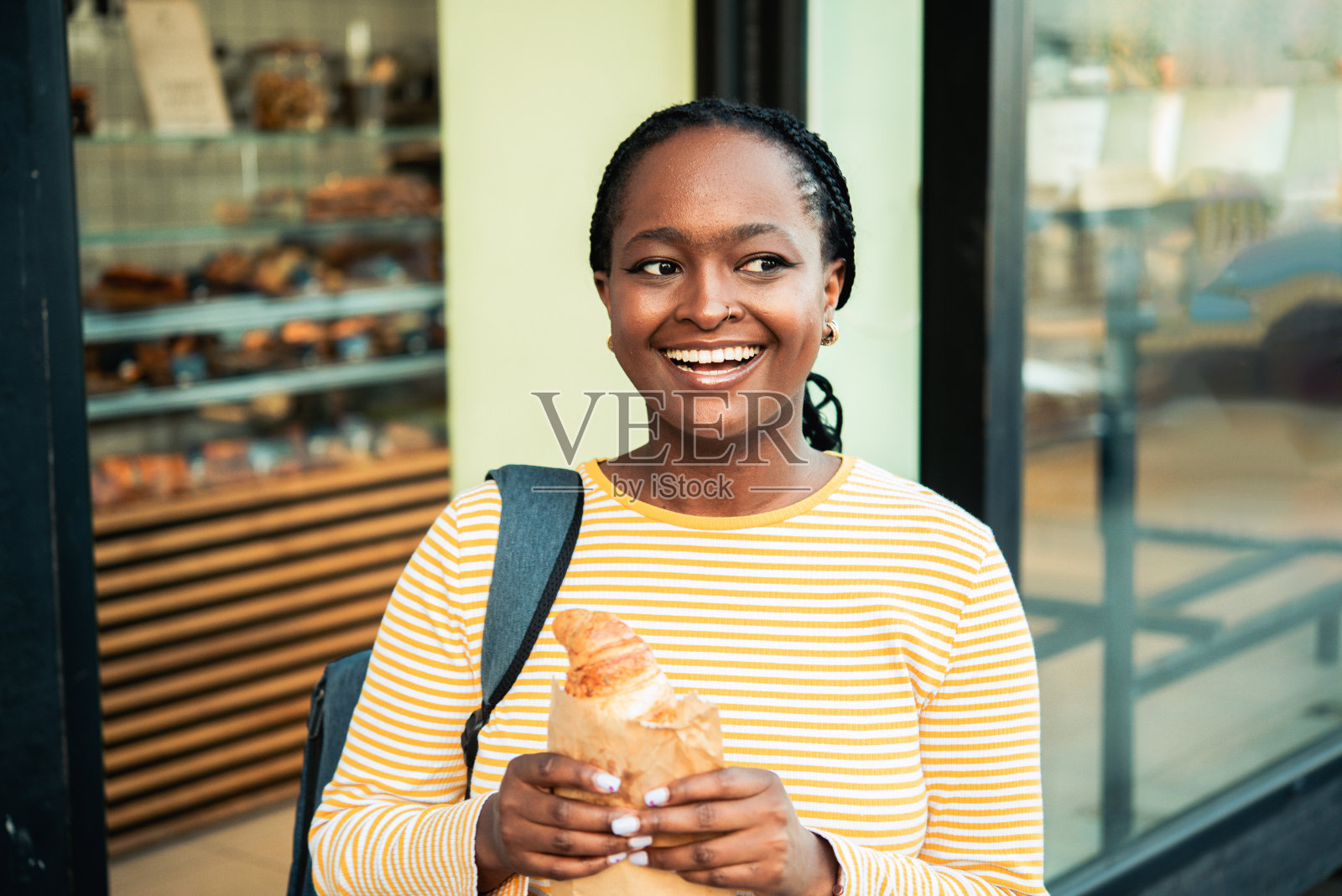 快乐的年轻女子在面包店买食物照片摄影图片