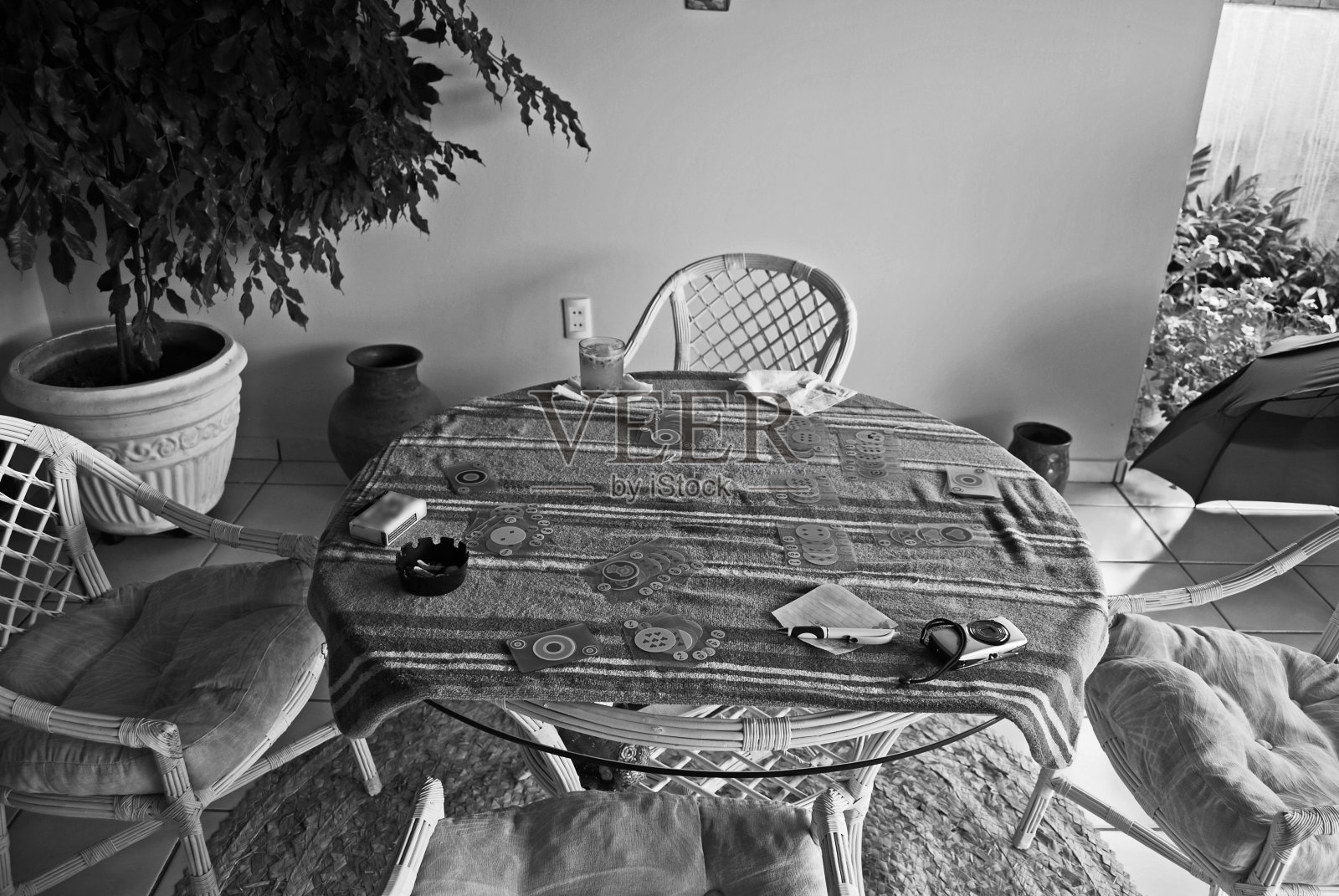 黑色和白色的桌椅照片摄影图片