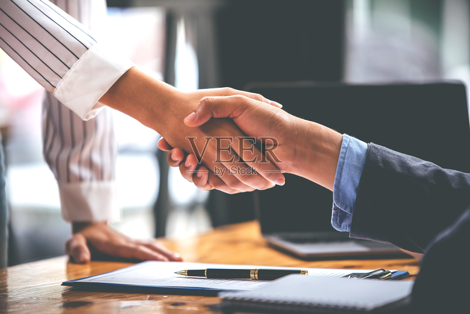 图片牵手商务合作伙伴，约定买卖房地产，洽谈国际创业投资合同，洽谈愿景，投资谋利照片摄影图片