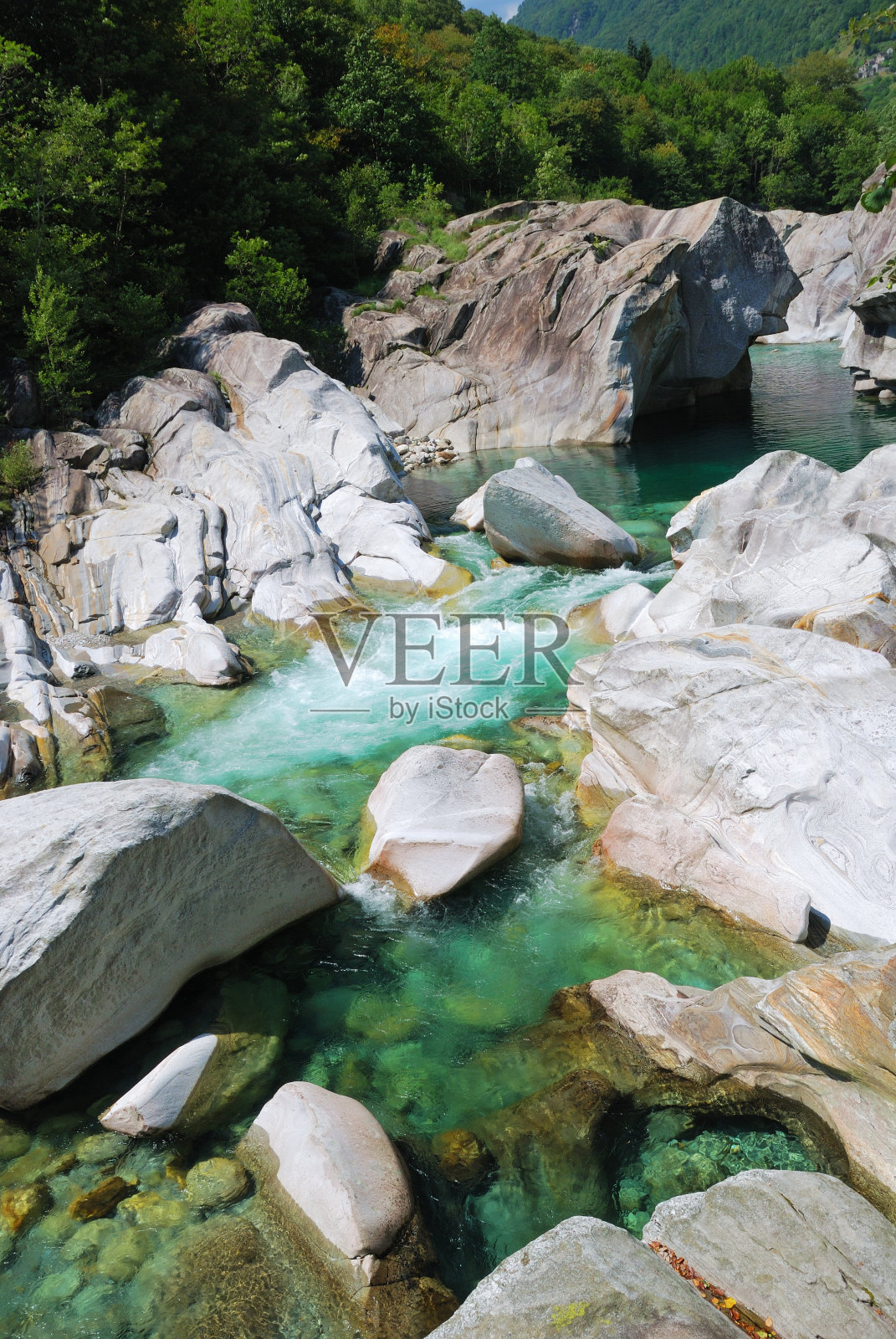 夏季阿尔卑斯山的Verzaska山河。照片摄影图片