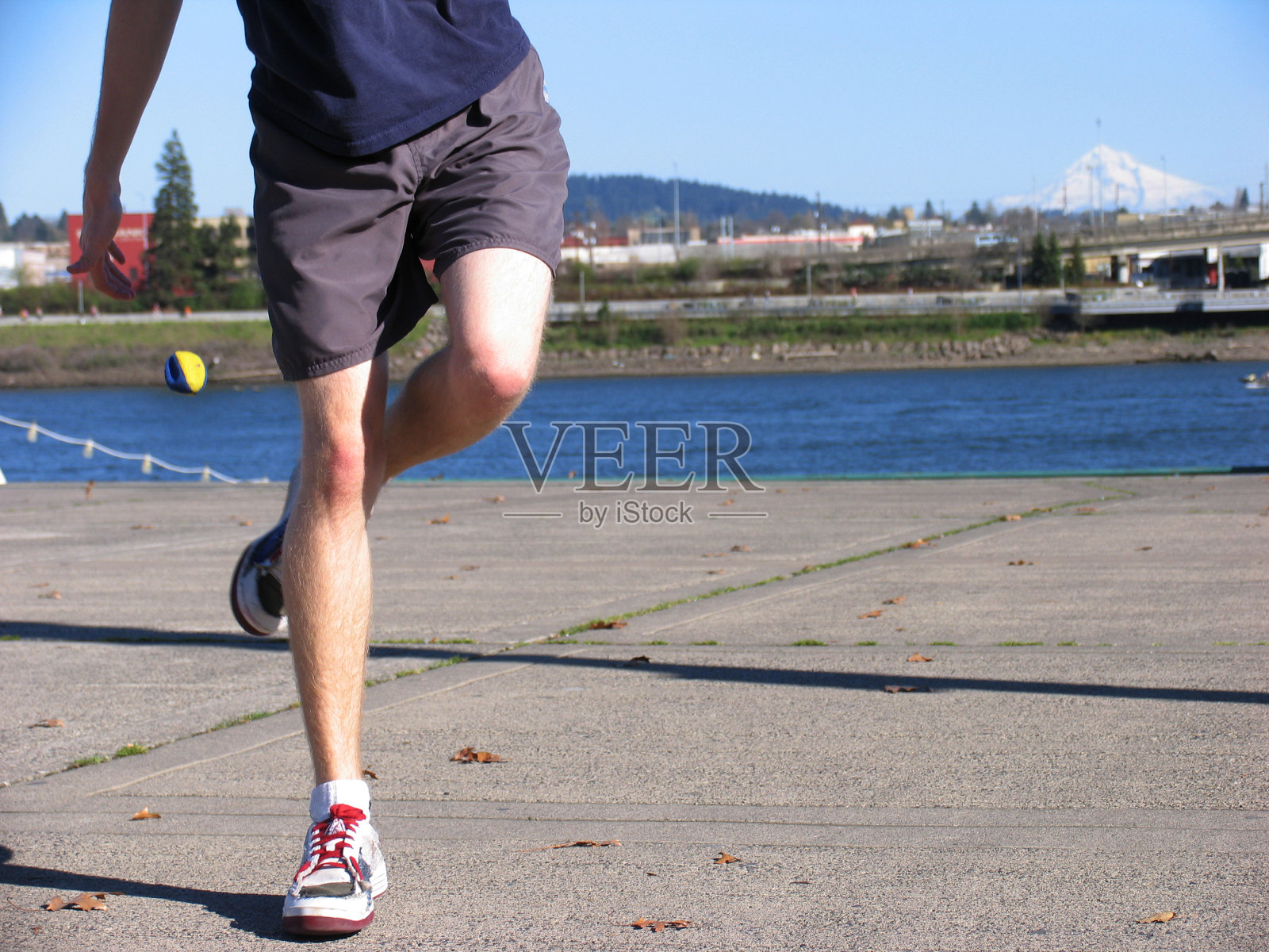 年轻男子打沙包照片摄影图片