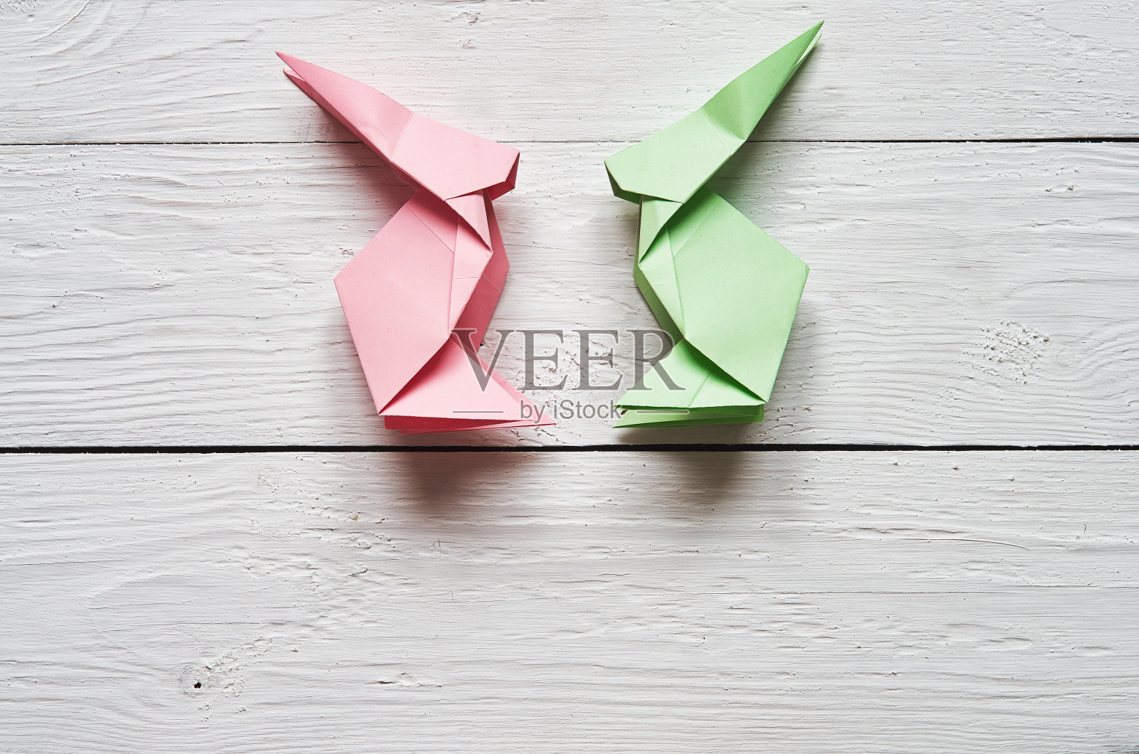 手工折纸，粉色，绿色的小兔子照片摄影图片