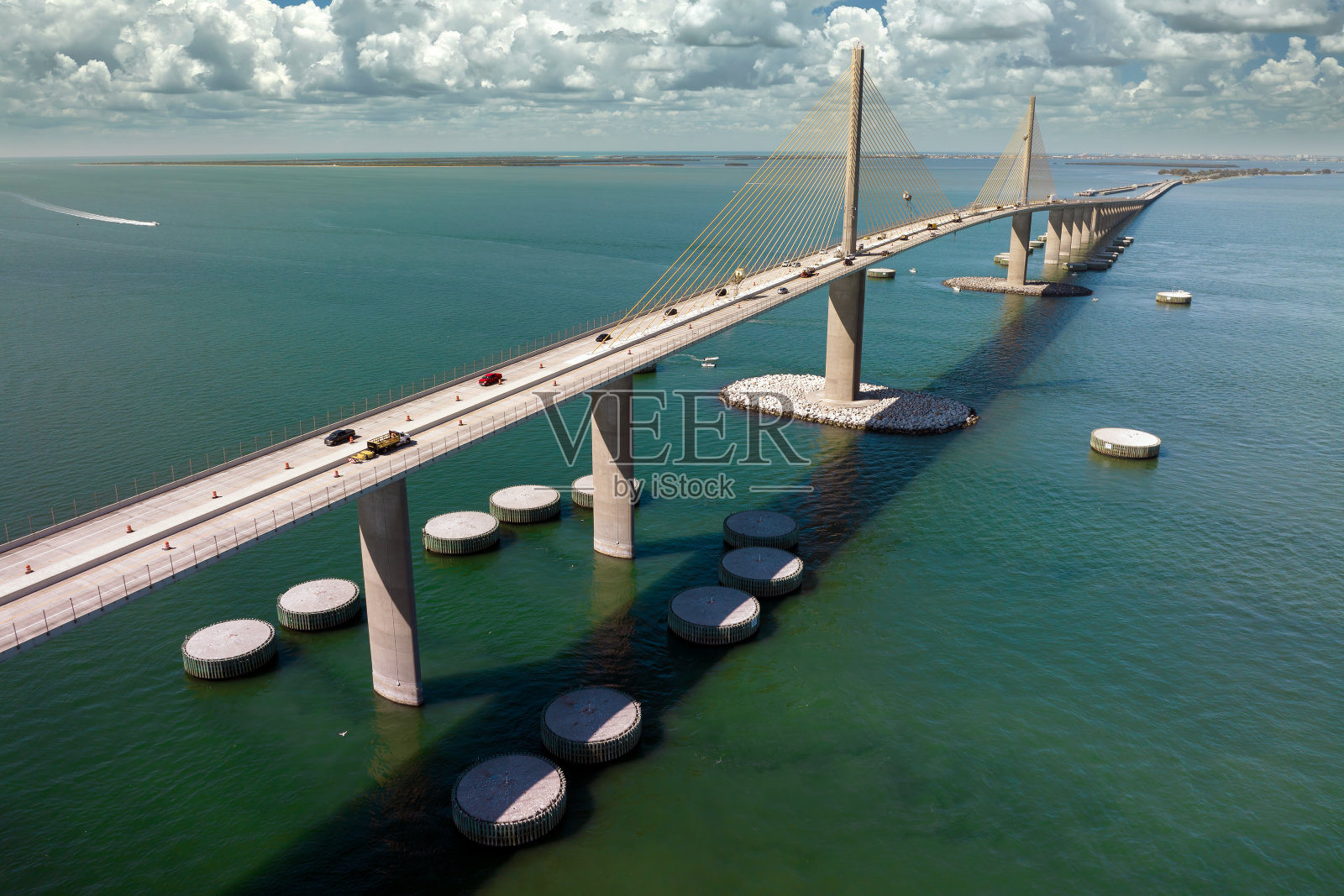 佛罗里达州坦帕湾上空的阳光高架桥鸟瞰图。交通基础设施概念照片摄影图片