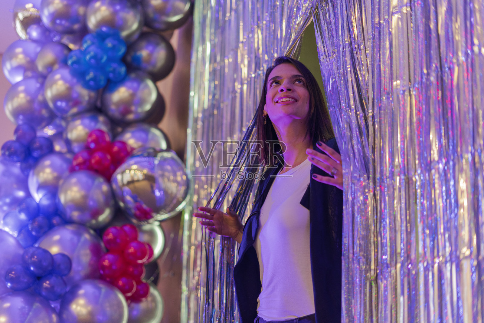 一位拉丁女性活动组织者正在审查她准备的派对的最后细节照片摄影图片